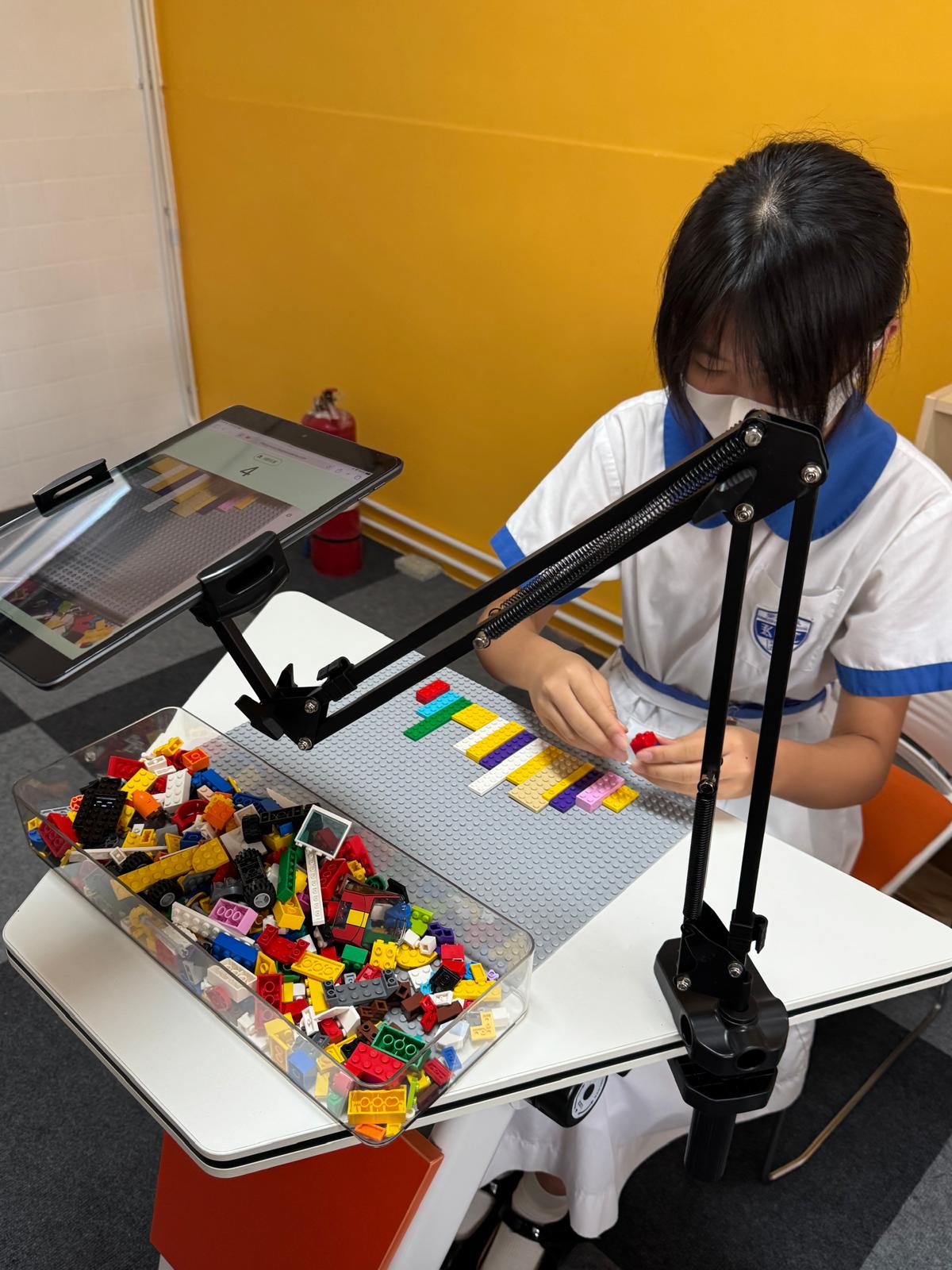 學生使用 iPad 對照 AI 範例建構 LEGO® 作品