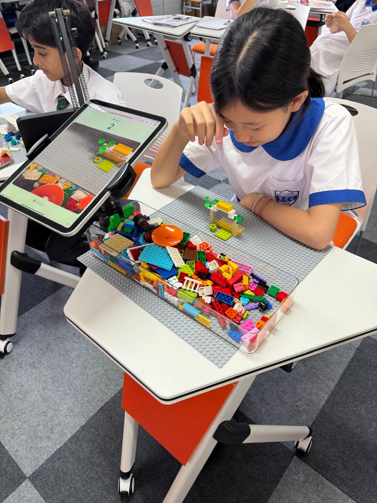 學生以 AI 圖示為靈感,重組 LEGO® 微型場景
